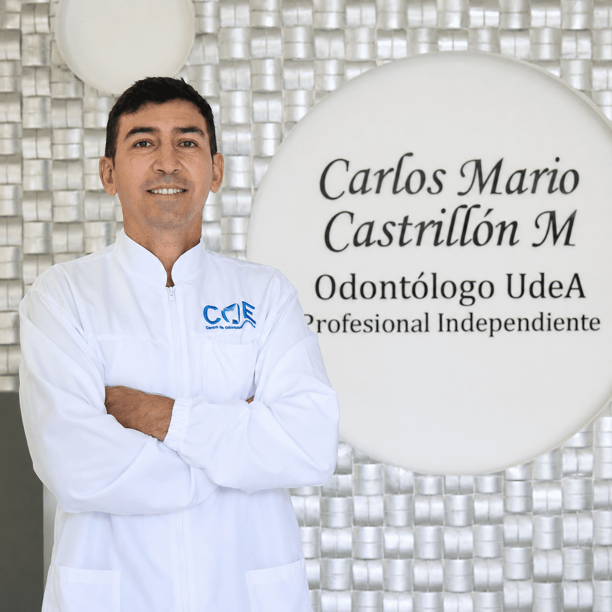 Dr. Carlos Mario Castrillón brindando atención profesional en COE